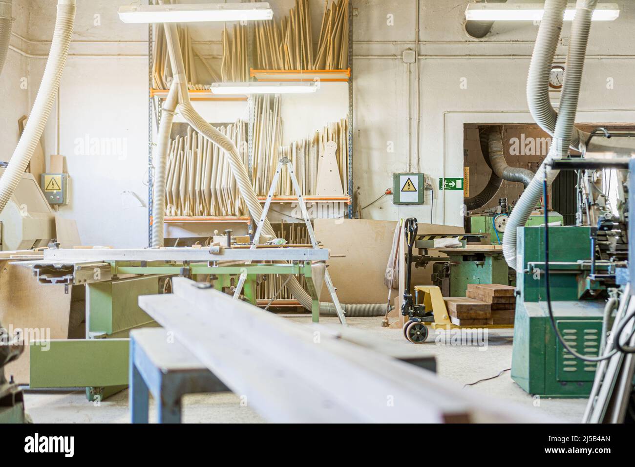 Moderna officina con attrezzature e materiali in legno Foto Stock