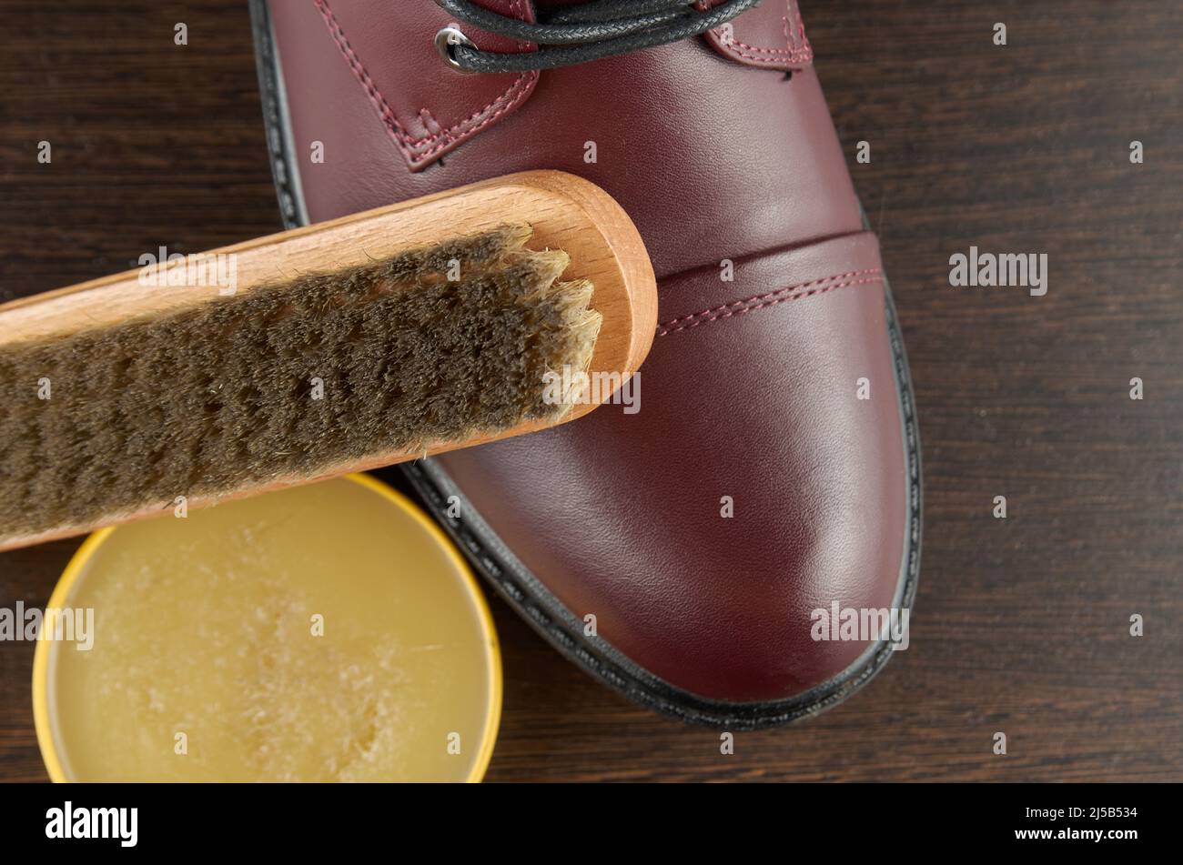 Primo piano degli accessori per la cura delle scarpe: Cera e spazzola Foto Stock