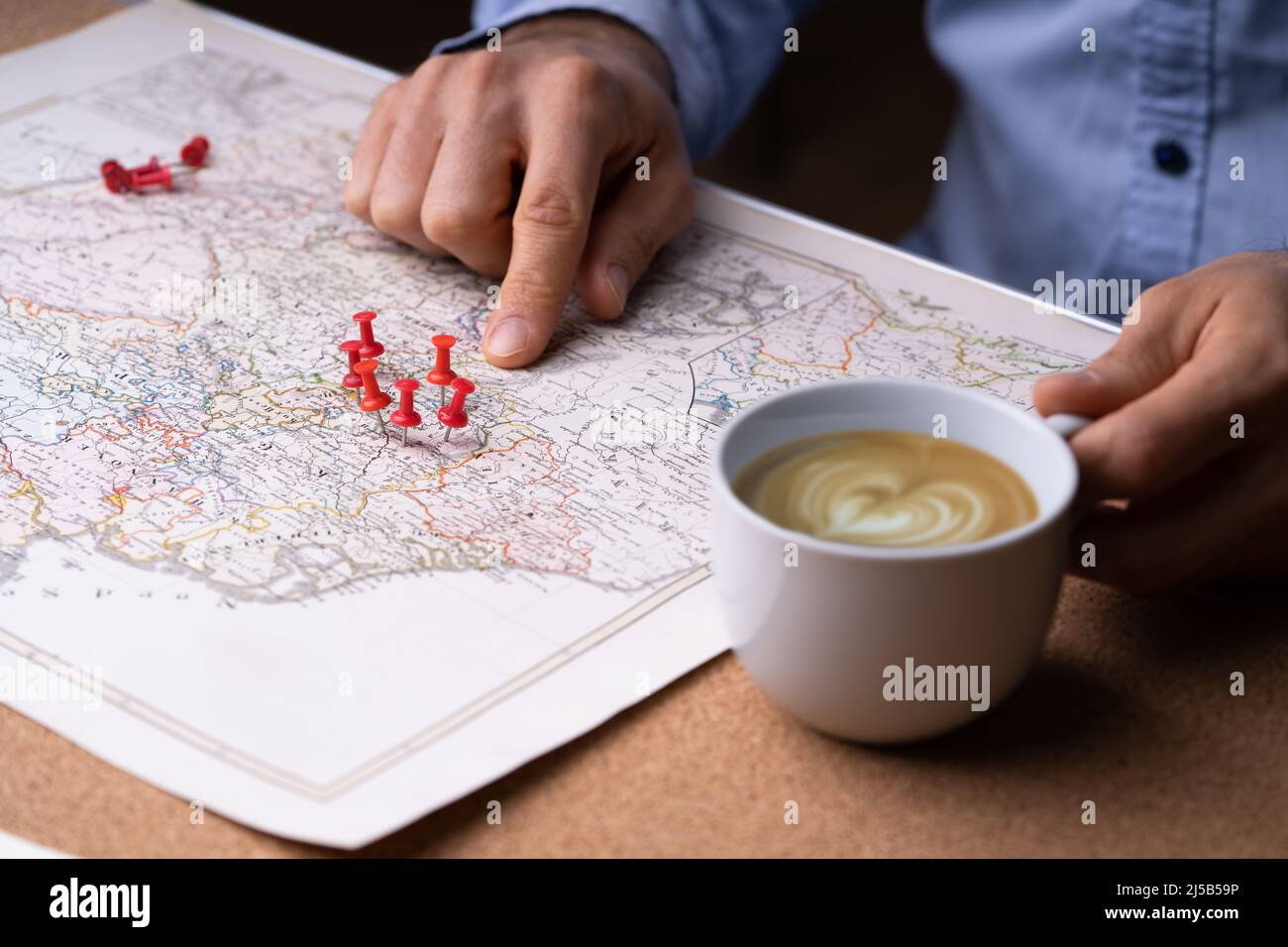 Individuazione del luogo e viaggio. Mappa con perno di posizionamento Foto Stock