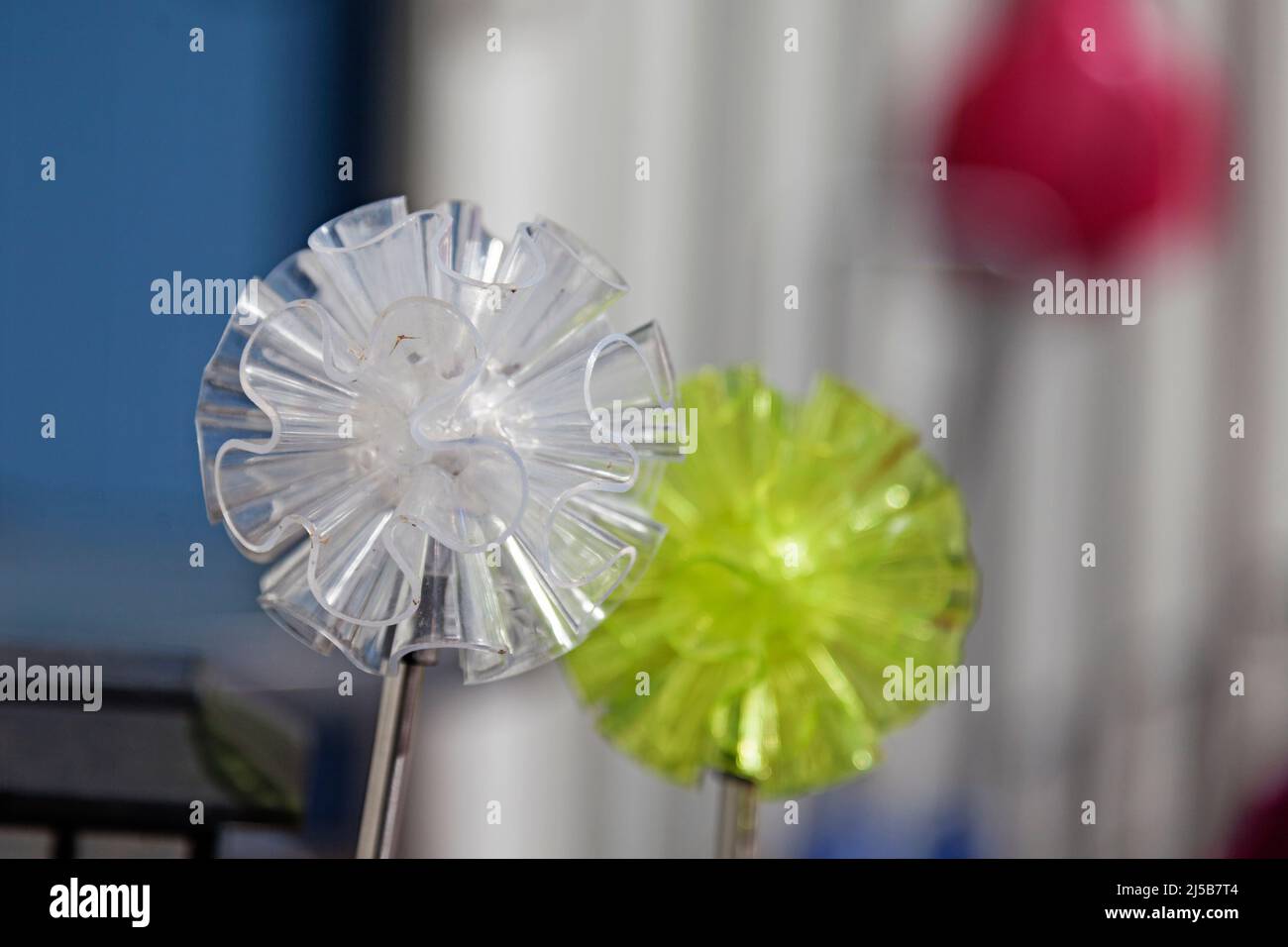 fiori di plastica stilistica all'aperto Foto Stock