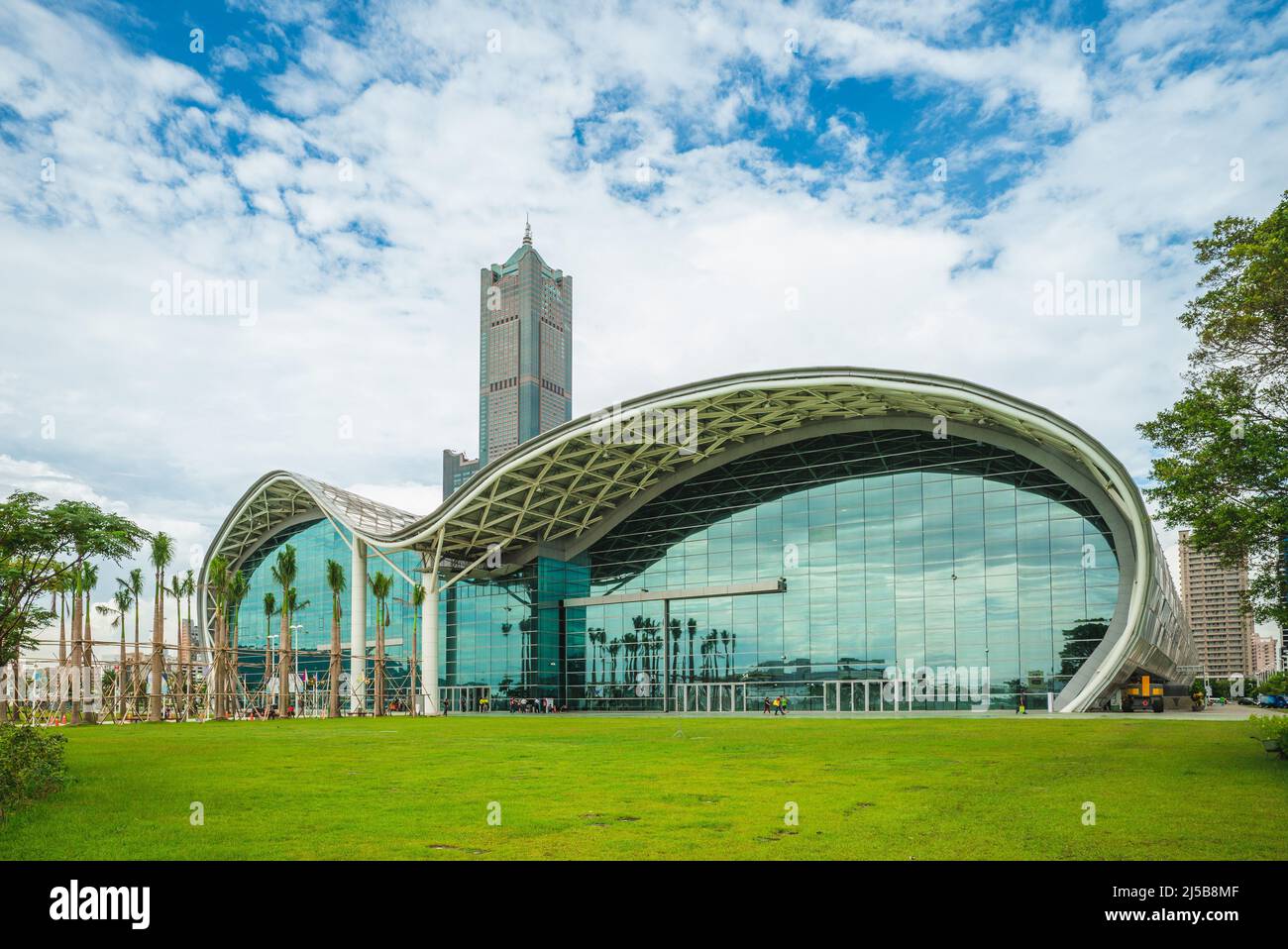 3 settembre 2016: Kaohsiung Exhibition Centre e Tuntex Sky Tower nel distretto di Cianjhen nella città di kaohsiung, taiwan. Il centro espositivo è stato progettato Foto Stock