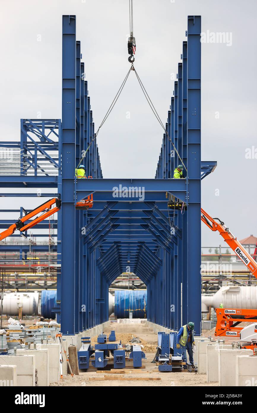 Leuna, Germania. 20th Apr 2022. I lavoratori assemblano ponti blu come la spina dorsale della futura biorefineria UPM. A partire dal 2023, la società finlandese intende produrre materie prime chimiche a base di legno per imballaggi, parti di automobili e suole per calzature. A tal fine saranno investiti 550 milioni di euro e 220.000 tonnellate metriche di prodotti saranno prodotte ogni anno. Credit: Jan Woitas/dpa/Alamy Live News Foto Stock