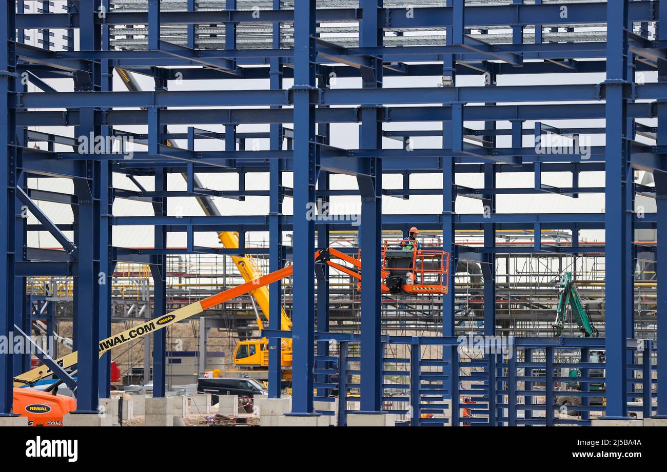 Leuna, Germania. 20th Apr 2022. I lavoratori assemblano ponti blu come la spina dorsale della futura biorefineria UPM. A partire dal 2023, la società finlandese intende produrre materie prime chimiche a base di legno per imballaggi, parti di automobili e suole per calzature. A tal fine saranno investiti 550 milioni di euro e 220.000 tonnellate metriche di prodotti saranno prodotte ogni anno. Credit: Jan Woitas/dpa/Alamy Live News Foto Stock