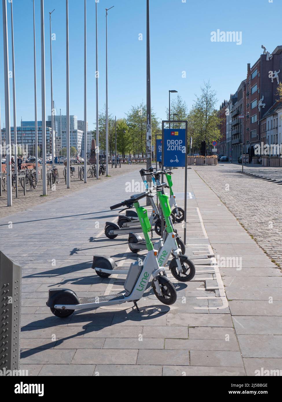 Anversa, Belgio, 17 aprile 2020, Condividi gli scooter nella città di Anversa in una zona di caduta Foto Stock
