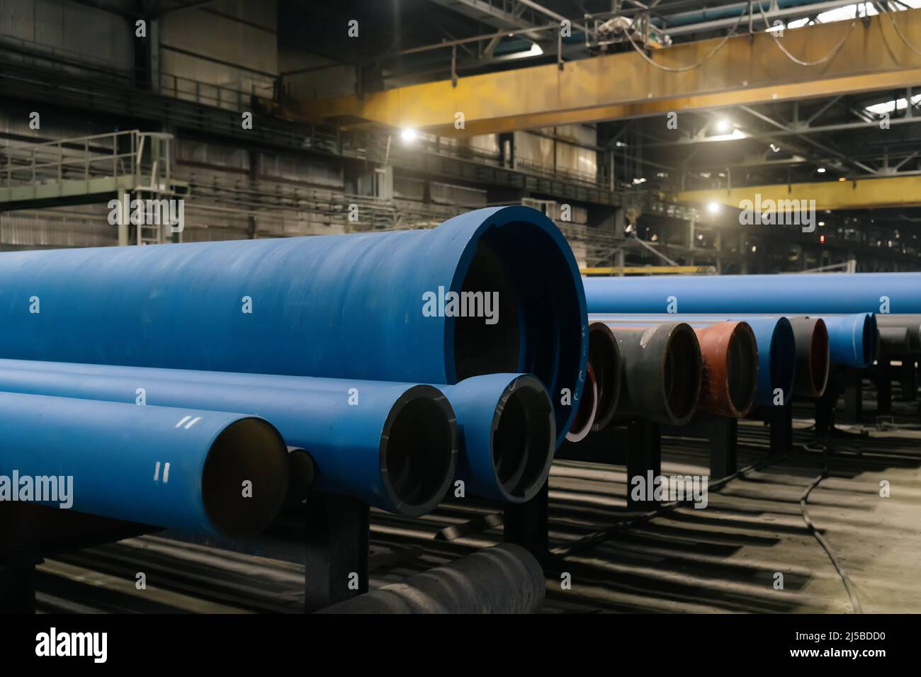 Nuovi tubi metallici per tubi dell'acqua prodotti solo in fabbrica. Foto Stock