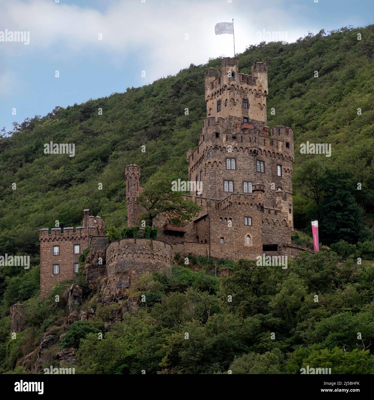 MAINZ-BINGEN, GERMANIA - 06 LUGLIO 2019: Vista del Castello di Sooneck visto dal fiume Reno Foto Stock