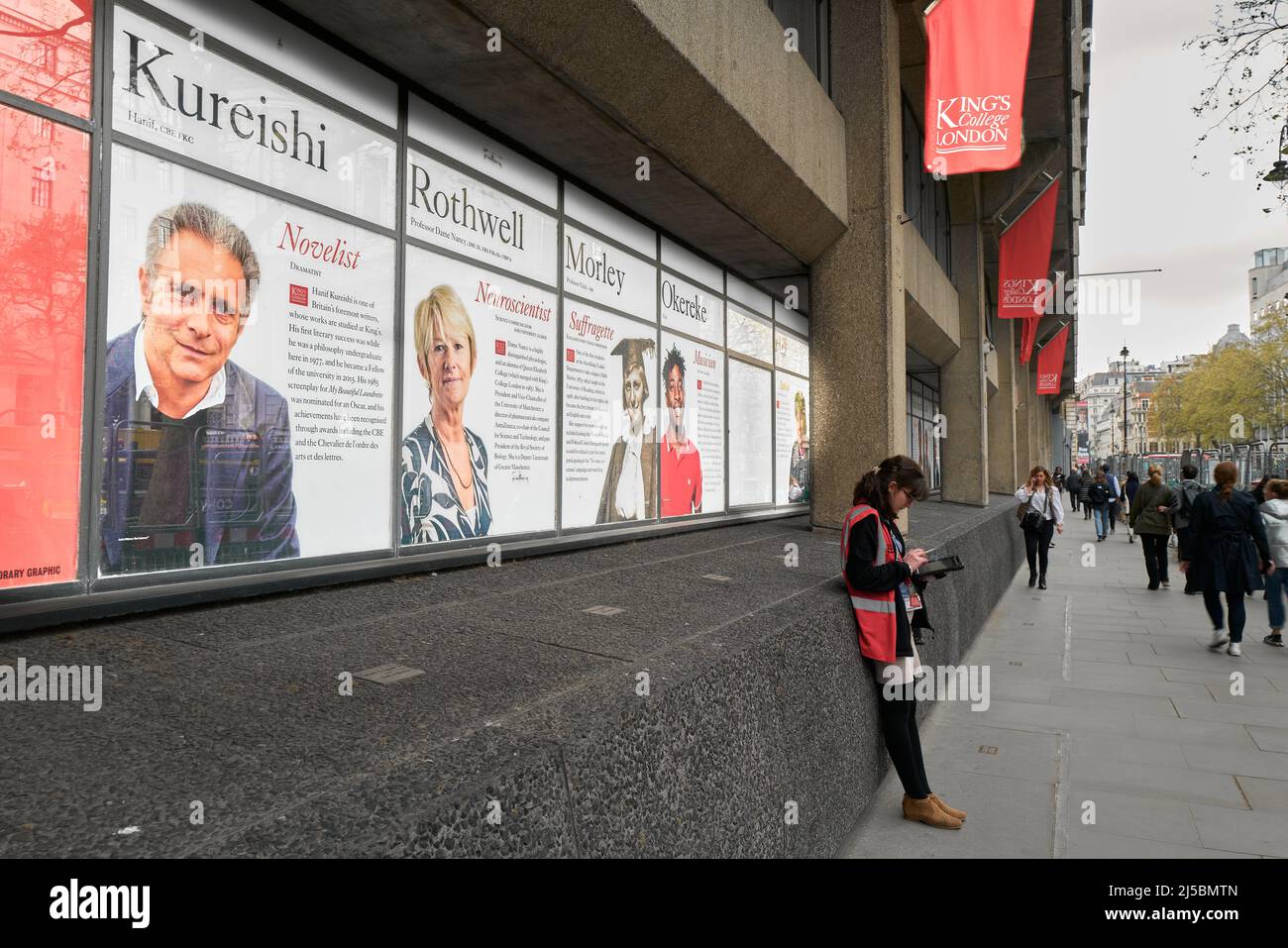 Poster di famosi alunni (ex studenti) su un muro del campus Strand del King's College, università di Londra, Inghilterra. Foto Stock