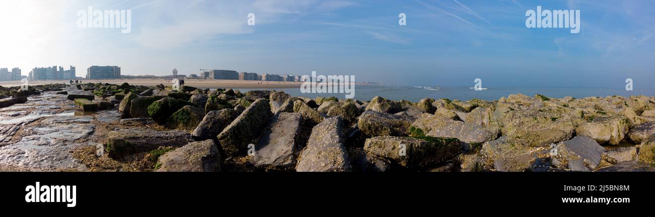 vista panoramica dal frangiflutti in una mattinata di primavera sulla spiaggia e gli edifici di appartamenti Foto Stock