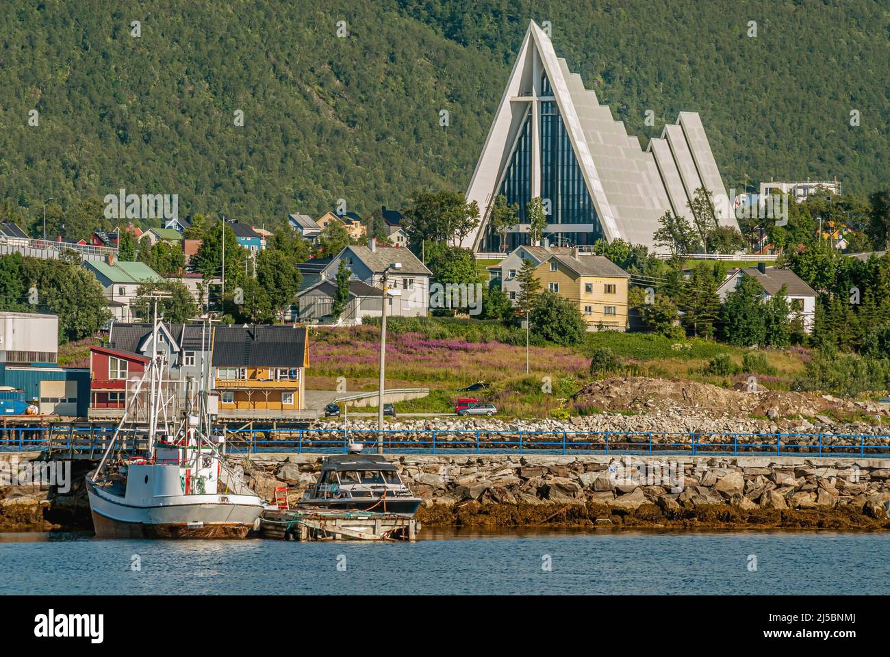 Vista sul mare della Cattedrale artica di Tromso, Norvegia Foto Stock