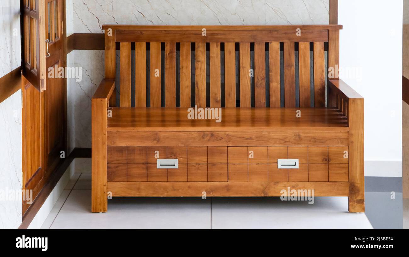 un semplice futon in legno artigianale d'epoca Foto Stock