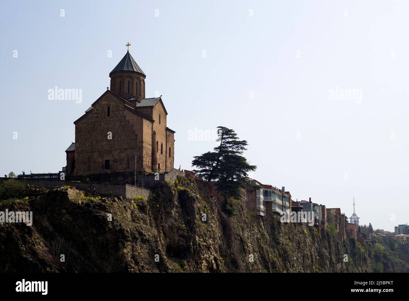 Georgia/Tbilisi: Paesaggio urbano con Chiesa Metechi Foto Stock