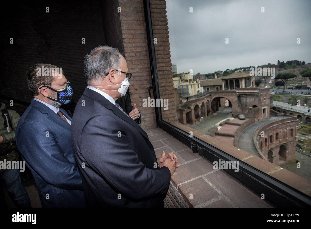 Roma, Italia. 21st Apr 2022. ** NO WEB E GIORNALI SOLO PER L'ITALIA ** Presentazione della mostra di sinestesia ai mercati di Traiano con il sindaco Roberto Gualtieri e Ignazio Marino. Nella foto: L'incontro tra l'ex sindaco Ignazio Marino e l'attuale sindaco Roberto Gualtieri. Credit: Independent Photo Agency/Alamy Live News Foto Stock