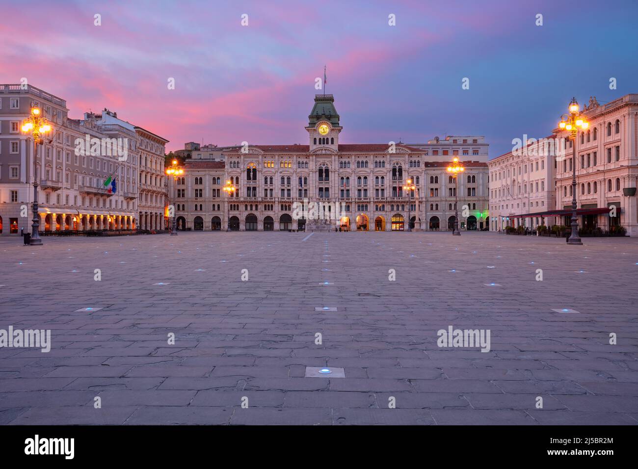 Trieste, Italia. Immagine del paesaggio urbano del centro di Trieste, Italia con la piazza principale all'alba drammatica. Foto Stock