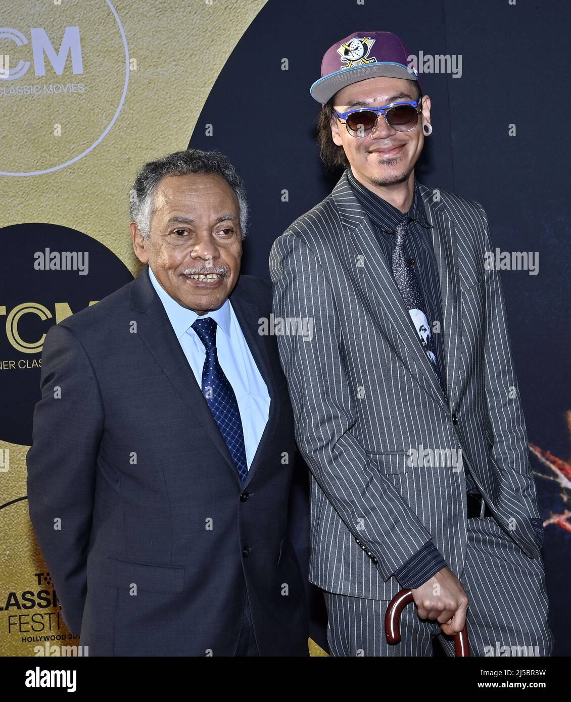 Los Angeles, Stati Uniti. 22nd Apr 2022. Luis Reyes (L) e ospite partecipano allo Screening 40th Anniversary di 'E.T. l'Extra-Terrestrial' presentato nella Notte di apertura del Festival 2022 del Film classico TCM al TCL Chinese Theatre nella sezione di Hollywood di Los Angeles giovedì 21 aprile 2022. Foto di Jim Ruymen/UPI Credit: UPI/Alamy Live News Foto Stock