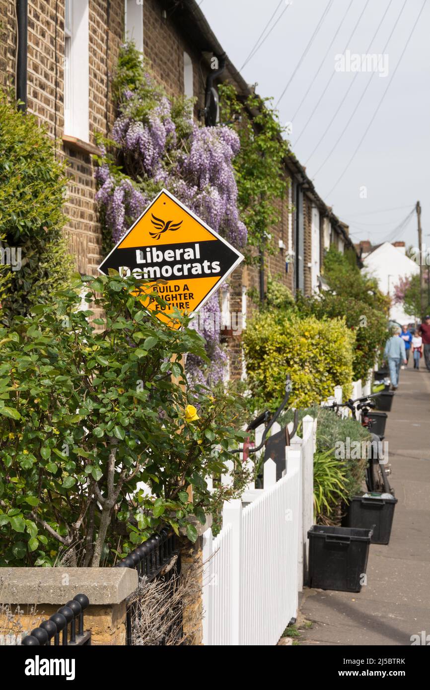 Voto Liberal Democratici elezioni locali Partito politico striscioni e hoardings che saliscono a Barnes, Londra sud-ovest, Richmond upon Thames, Londra, Inghilterra Foto Stock