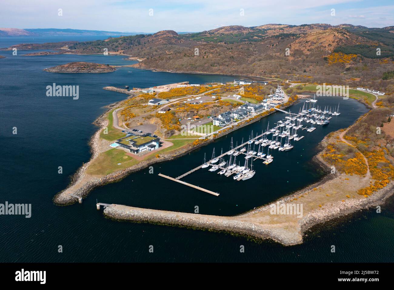 Vista aerea del complesso ricreativo e ricreativo di Portavadie sulla penisola di Cowal, ad Argyll e Bute, Scozia, Regno Unito Foto Stock
