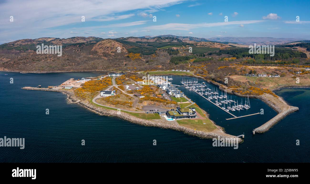 Vista aerea del complesso ricreativo e ricreativo di Portavadie sulla penisola di Cowal, ad Argyll e Bute, Scozia, Regno Unito Foto Stock