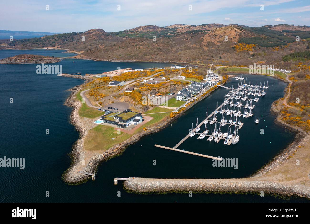 Vista aerea del complesso ricreativo e ricreativo di Portavadie sulla penisola di Cowal, ad Argyll e Bute, Scozia, Regno Unito Foto Stock