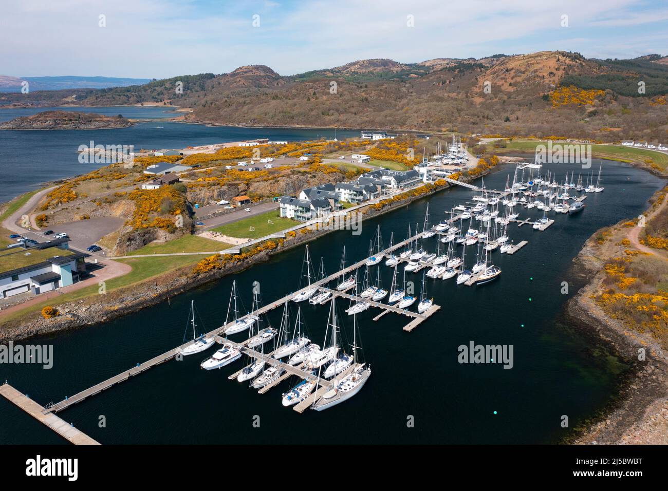 Vista aerea del complesso ricreativo e ricreativo di Portavadie sulla penisola di Cowal, ad Argyll e Bute, Scozia, Regno Unito Foto Stock