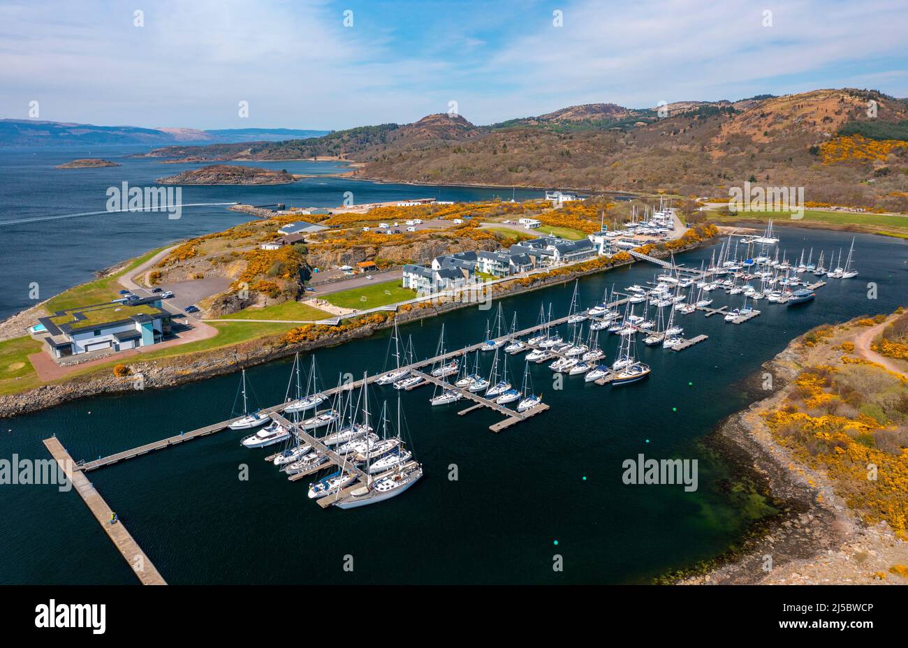 Vista aerea del complesso ricreativo e ricreativo di Portavadie sulla penisola di Cowal, ad Argyll e Bute, Scozia, Regno Unito Foto Stock