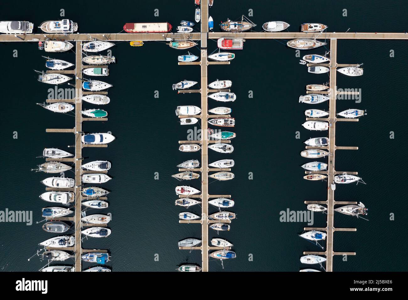 Vista aerea delle barche a vela nel porto turistico di Tarbert ad Argyll e Bute, Scozia, Regno Unito Foto Stock
