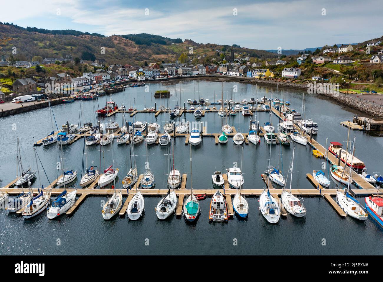 Vista aerea delle barche a vela nel porto turistico di Tarbert ad Argyll e Bute, Scozia, Regno Unito Foto Stock