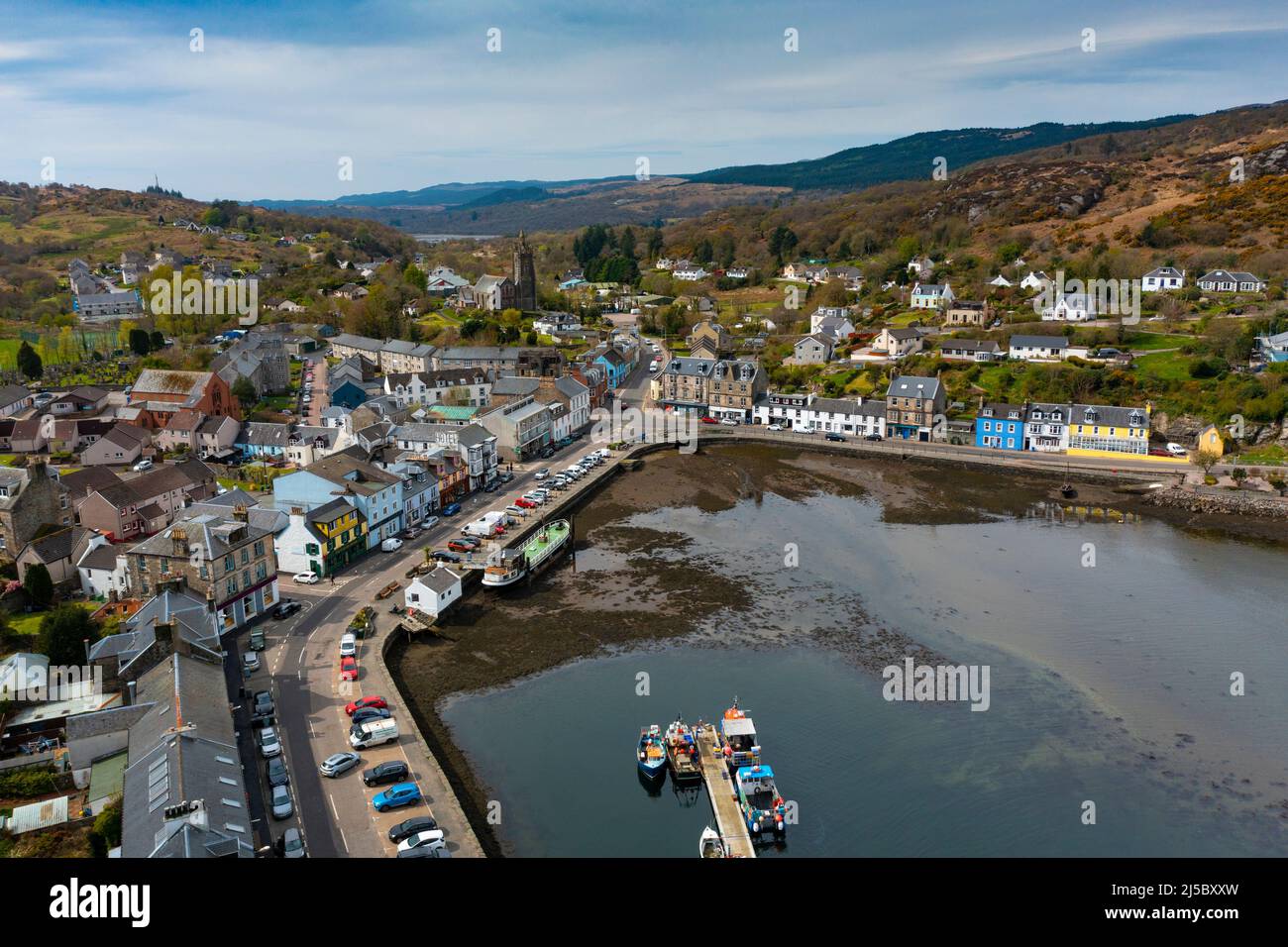 Vista aerea del villaggio di Tarbert e del porto di Argyll e Bute, Scozia, Regno Unito Foto Stock