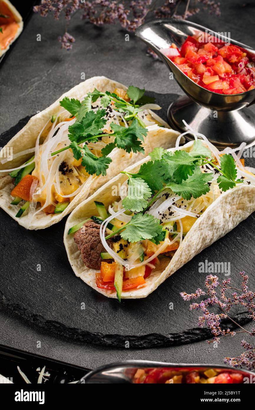 Tacos ripieni di carne di manzo e verdure Foto Stock
