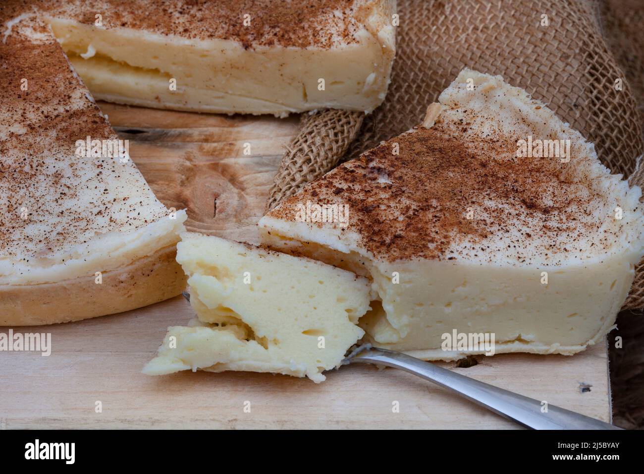 Crostata al latte al forno. Una versione al forno della tradizionale crostata al latte sudafricana o melktert, con cannella e tavola rustica Foto Stock