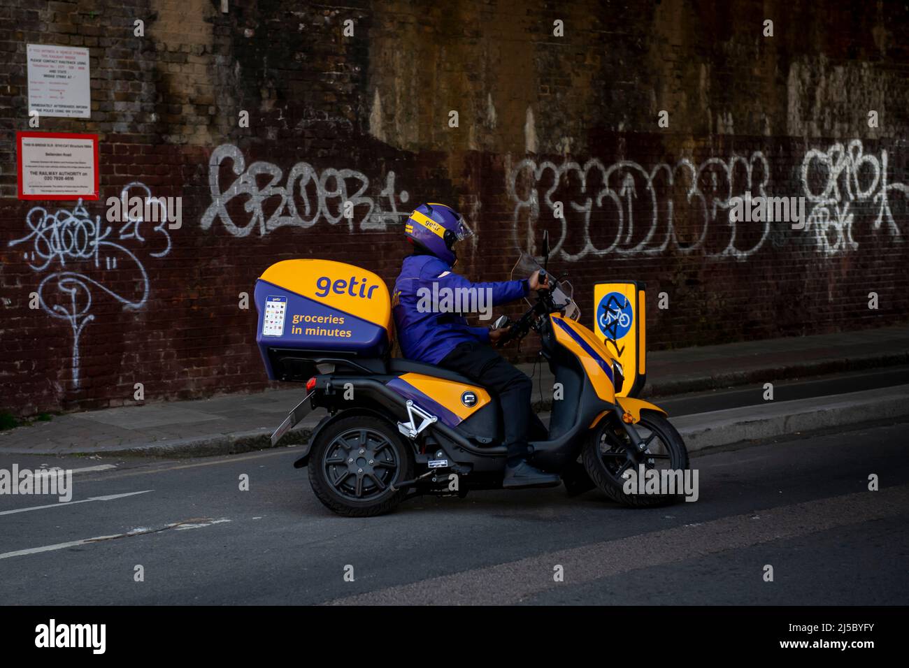 Un corriere Getir su un ciclomotore Foto Stock