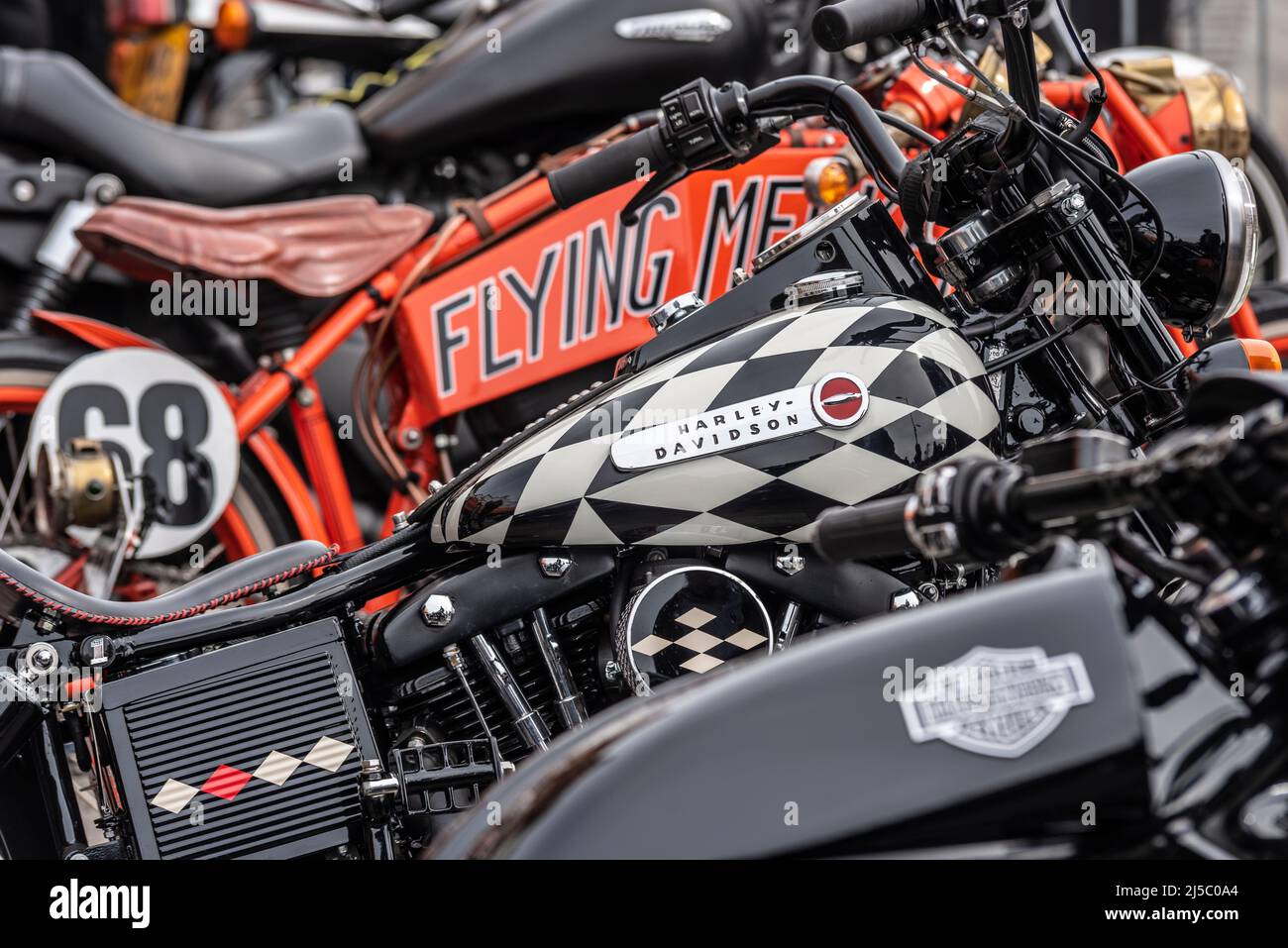 La classica Harley Davidson marque motocicletta insieme a una moto Flying Merkel. In mostra all'evento motociclistico Southend Shakedown Foto Stock