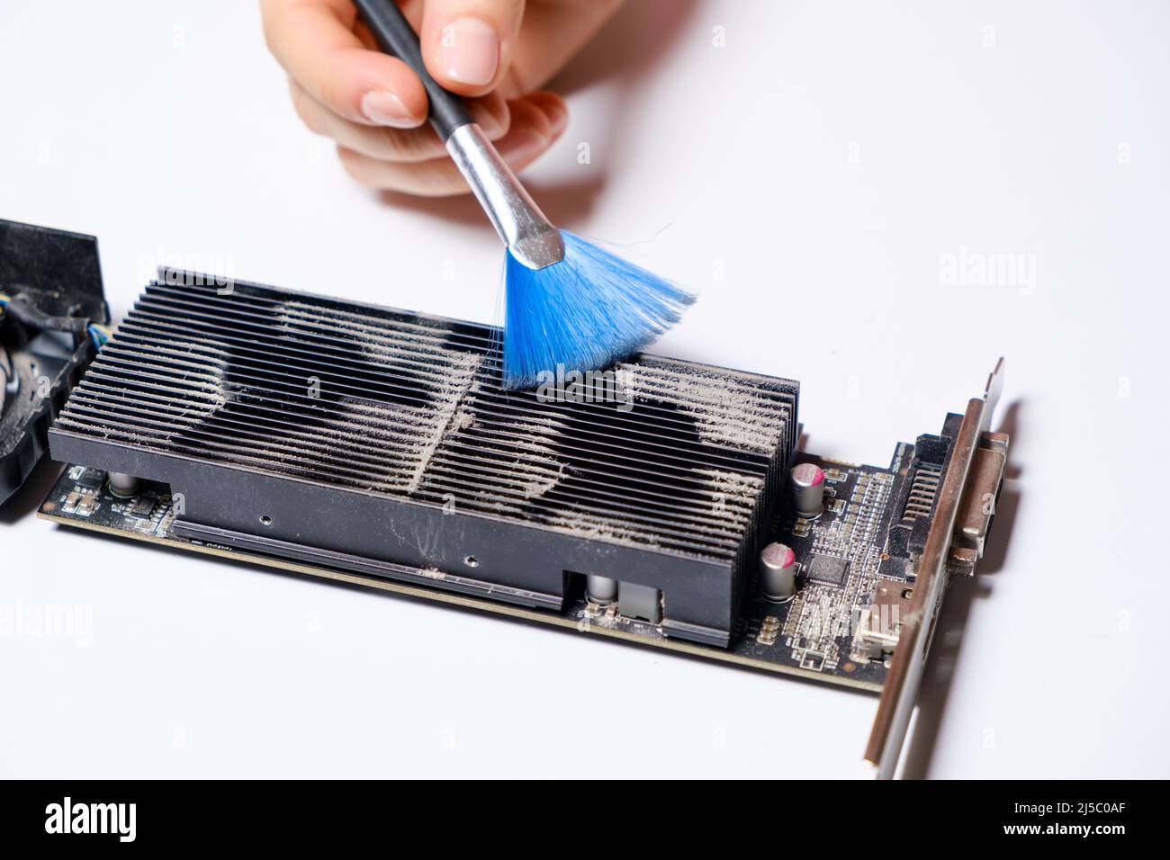 La procedura guidata del computer rimuove la polvere dalla scheda video. Foto Stock