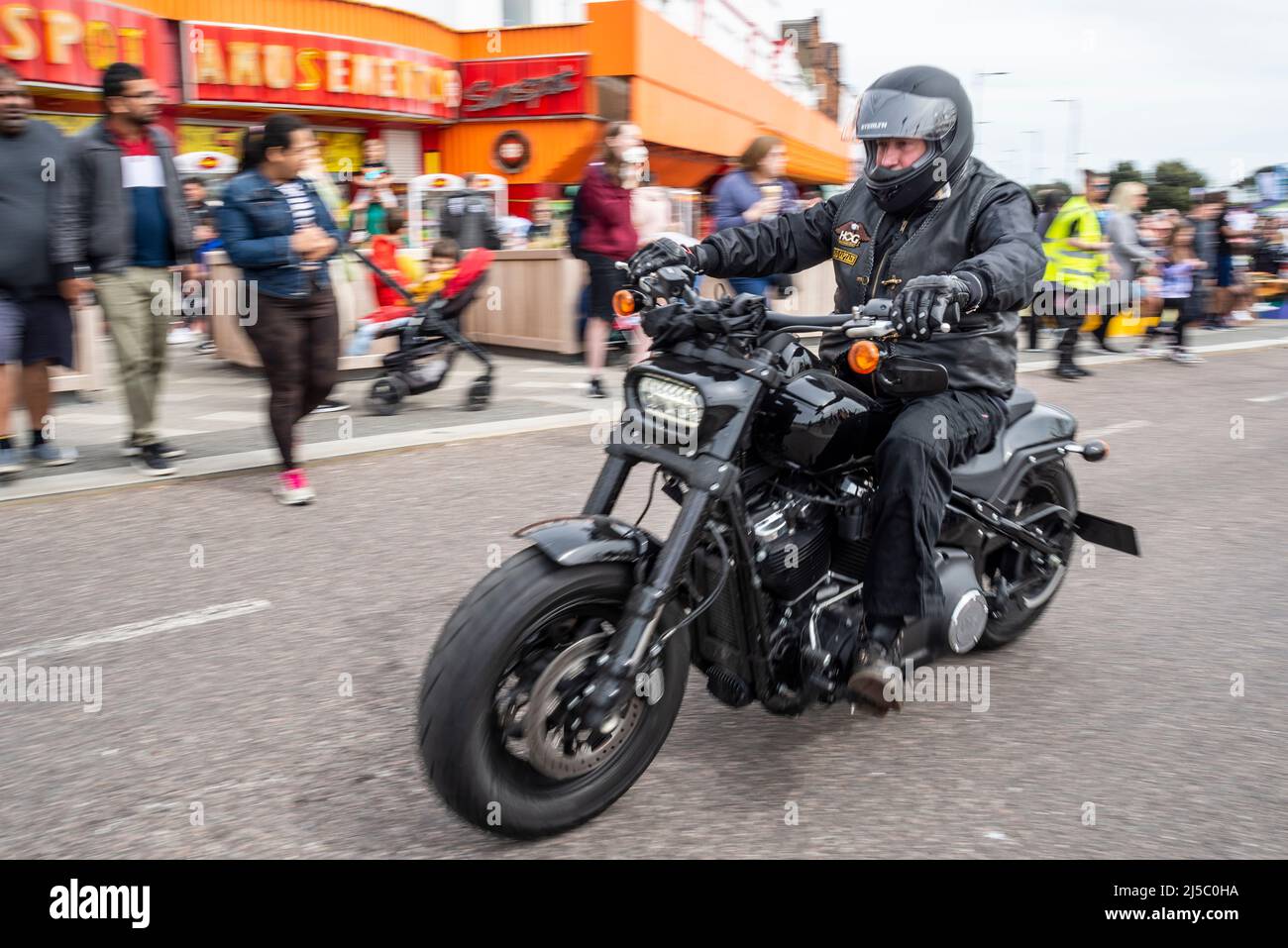 Il motociclista Harley Davidson arriva per il raduno motociclistico Southend Shakedown 2022 a Southend on Sea, Essex, Regno Unito. Velocità, movimento Foto Stock