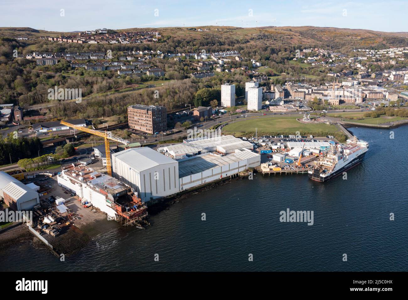 Greenock, Scozia, Regno Unito. 22nd Apr 2022. NELLA FOTO: Glen Sannox traghetto che si trova ancora in fase di fabbricazione, in ritardo e fuori bilancio in mezzo a nuove polemiche sui pagamenti e processi di approvvigionamento. Viste aeree del drone della nave marina Ferguson Yard a Greenock che mostra il traghetto Glen Sannox. Credit: Colin Fisher/Alamy Live News Foto Stock