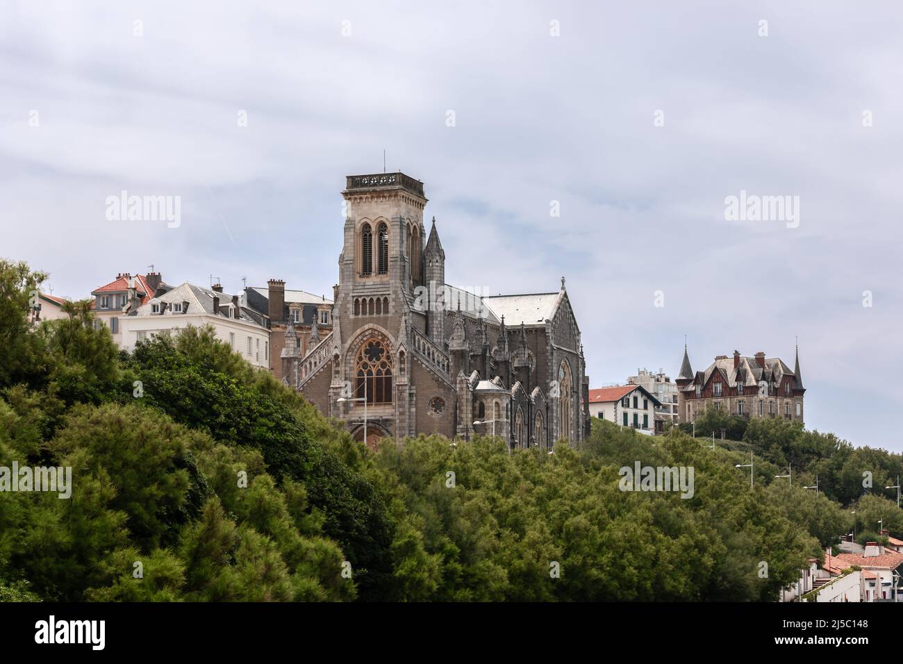 Non vecchia chiesa neo-gotica Sainte-Eugenie de Biarritz con torri sul vecchio porto. Famosa per la sua bella vetrata. Francia Foto Stock