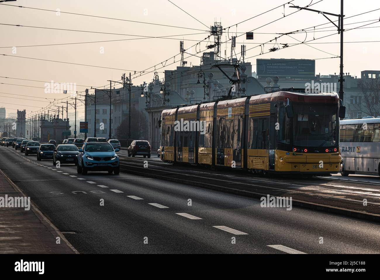 Varsavia. Polonia. 03.30.2022. Traffico auto. I tram passano attraverso il centro dell'autostrada. Foto Stock