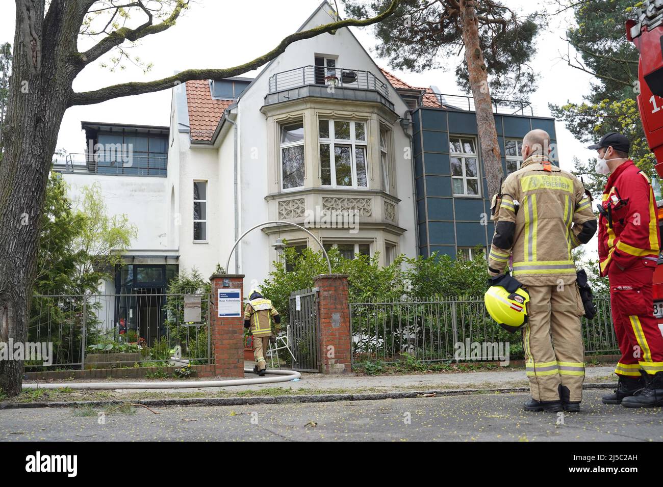 Berlino, Germania. 22nd Apr 2022. I vigili del fuoco si trovano di fronte a un ospedale e a una casa di cura a Steglitz, dove è scoppiato un incendio. Tutti i residenti hanno dovuto essere evacuati. Non si sa ancora nulla della causa dell'incendio. Credit: Jörg Carstensen/dpa/Alamy Live News Foto Stock