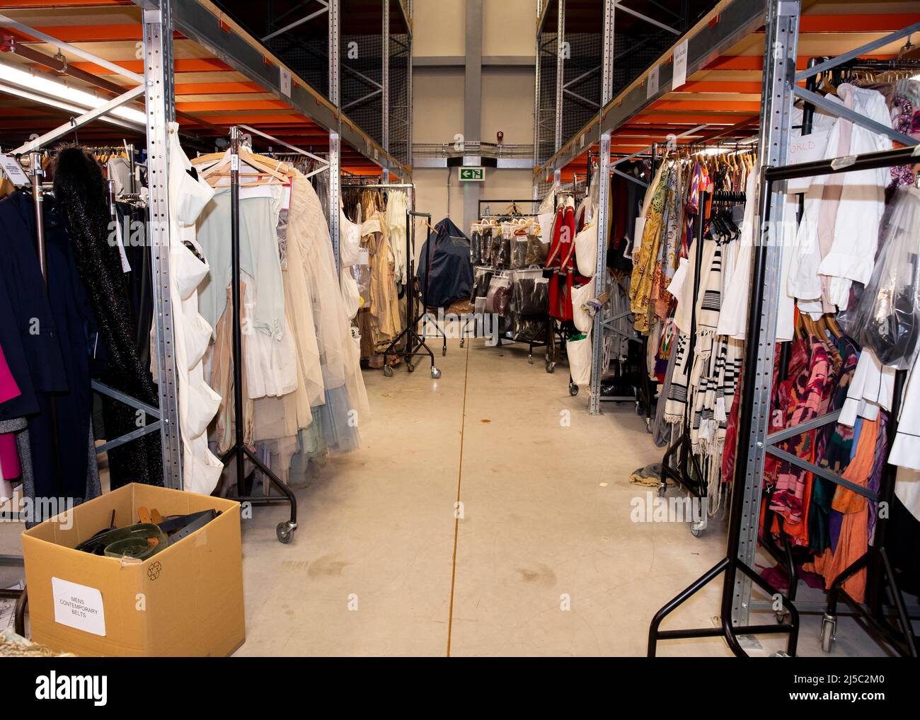 Magazzino per la conservazione dei costumi teatrali, Royal Opera House, Purfleet, Essex © Clarissa Debenham / Alamy Foto Stock