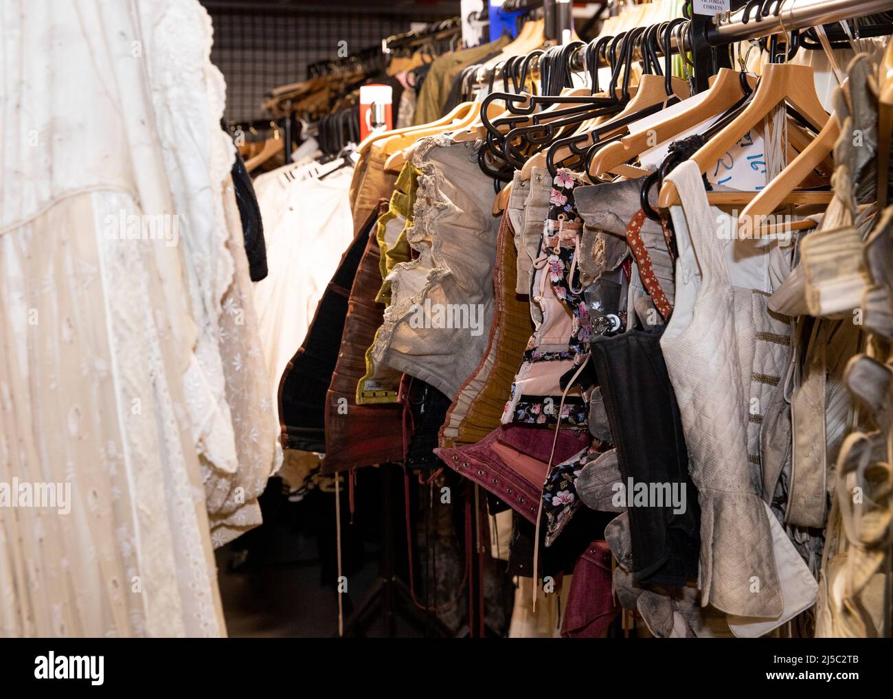 Magazzino per la conservazione dei costumi teatrali, Royal Opera House, Purfleet, Essex © Clarissa Debenham / Alamy Foto Stock