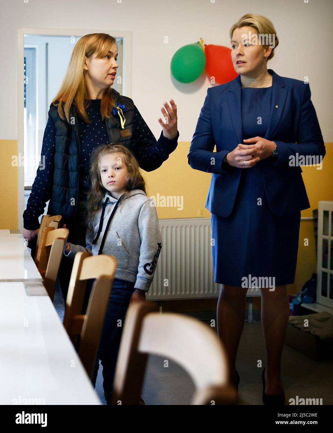 Berlino, Germania. 22nd Apr 2022. Franziska Giffey (SPD, r), sindaco di Berlino, parla con Natalia Sydorenko e sua figlia Diana, che fuggirono dalla devastata città Ucraina di Mariupol, Ucraina, durante una visita di Giffey nella casa dei bambini Elisabethstift a Berlino. Credit: Carsten Koall/dpa/Alamy Live News Foto Stock