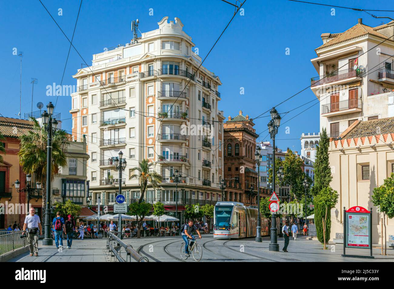 Siviglia, Provincia di Siviglia, Andalusia, Spagna meridionale. Puerta de Jerez. Scena stradale della città. Foto Stock