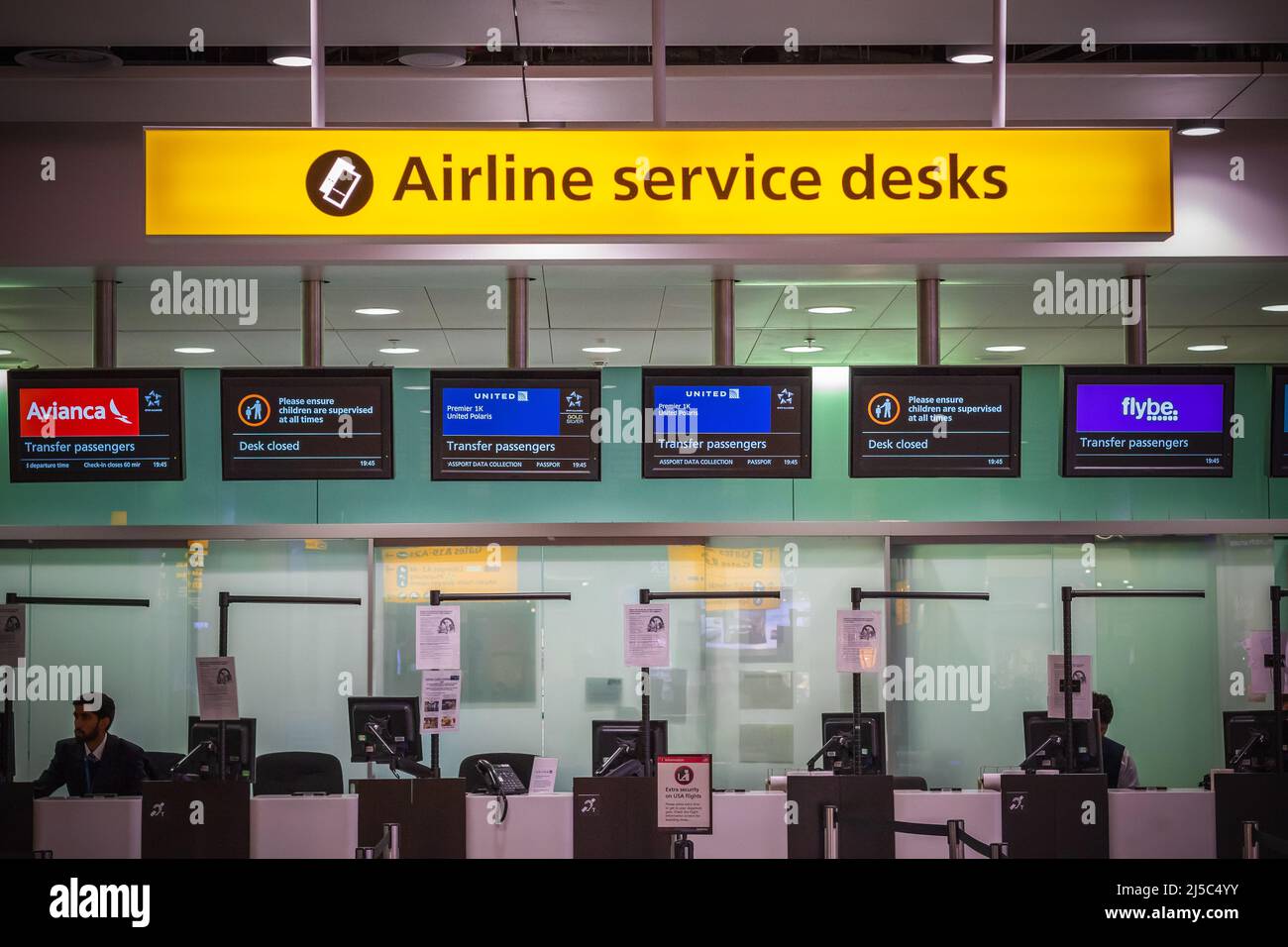 Londra, Regno Unito - 12 agosto 2021 - banchi di servizi aerei per i passeggeri dei trasferimenti presso l'aeroporto di Heathrow Foto Stock