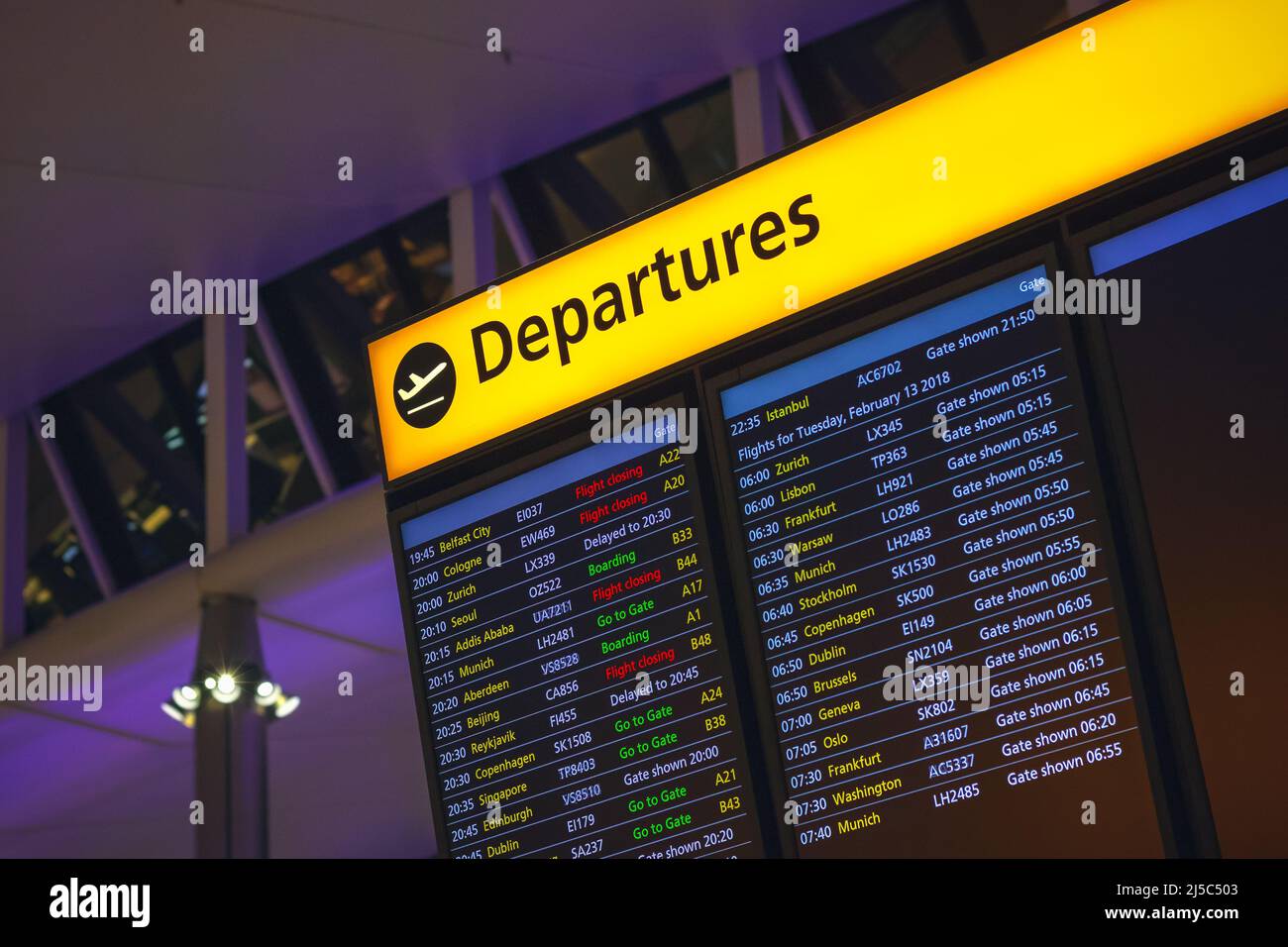 Bordo di partenza che visualizza l'orario, le città di destinazione e le informazioni sui gate nell'aeroporto di Heathrow a Londra Foto Stock