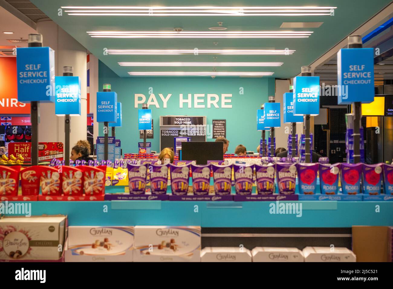 London, UK - August 12, 2021 - Duty free shop at Heathrow Airport with signs of PAY HERE and SELF SERVICE CHECKOUT Foto Stock