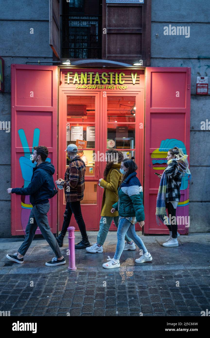 Gruppo di amici che camminano a Malasaña, Madrid, Spagna Foto Stock