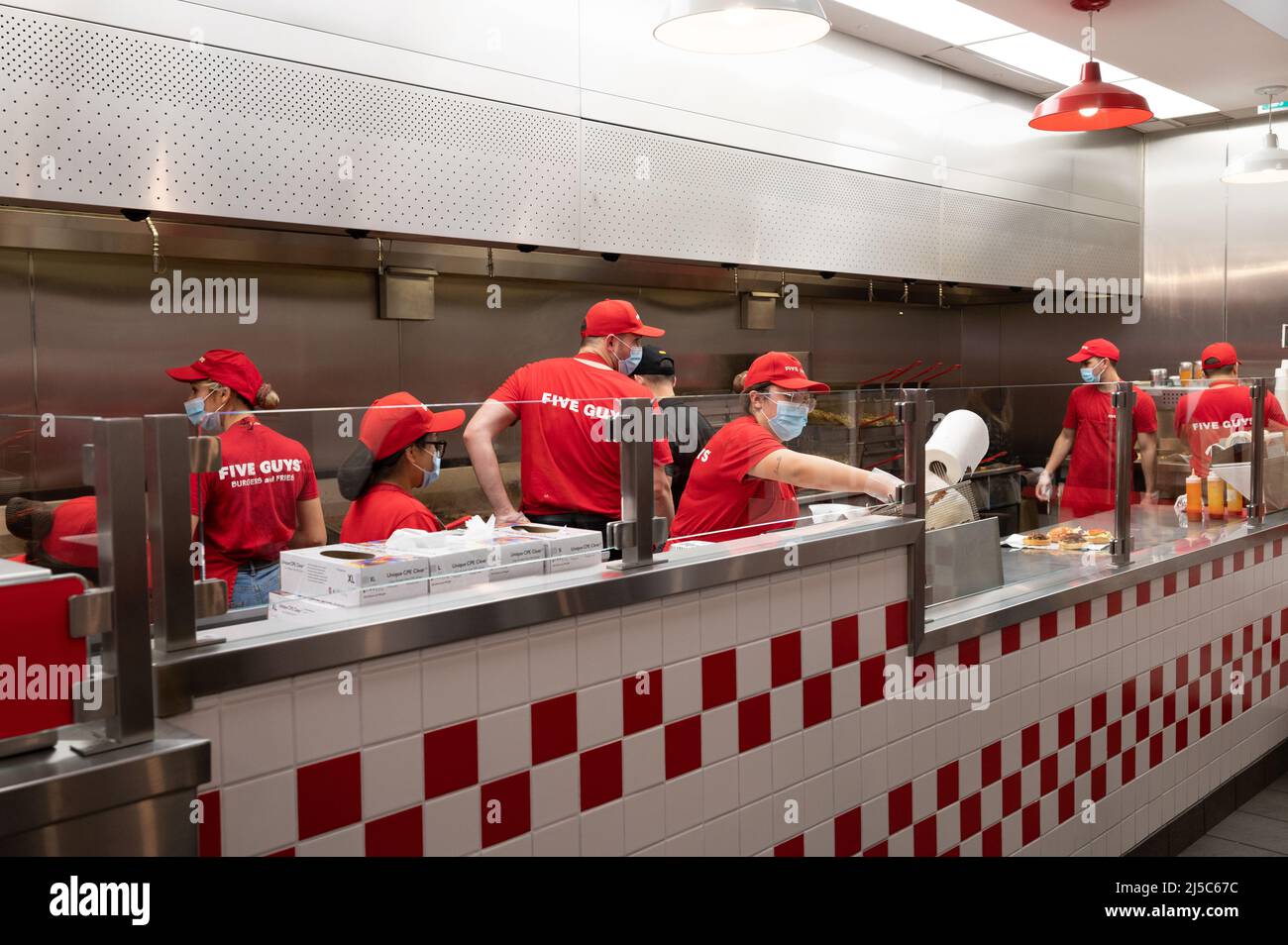 Lavoratori in cucina al ristorante Five Guys a Madrid, Spagna Foto Stock