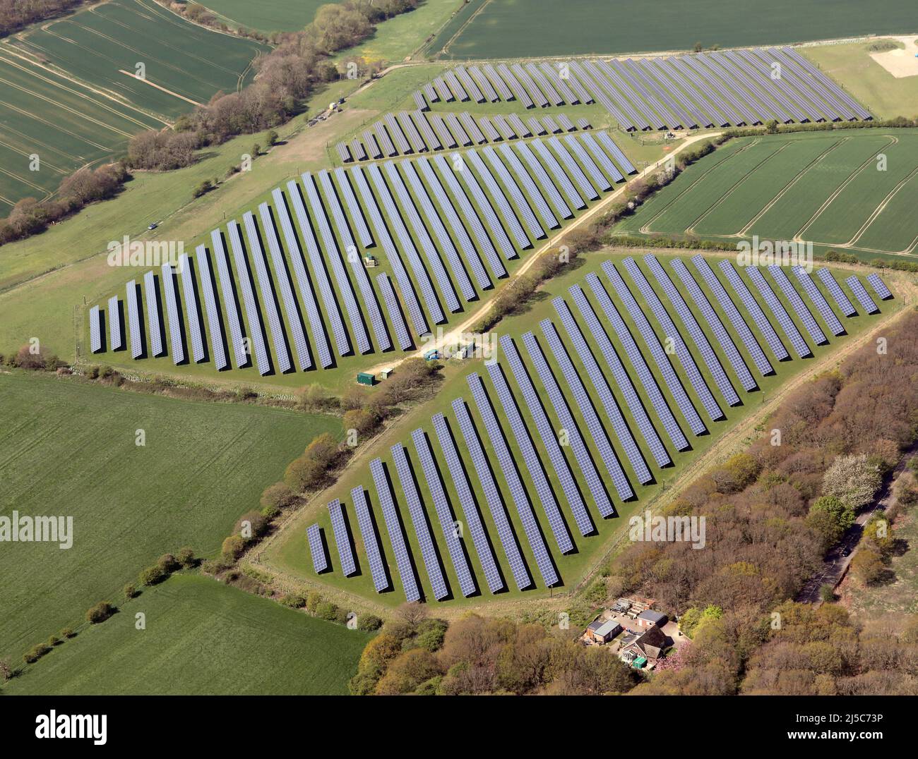 Vista aerea di una fattoria solare, un campo pieno di pannelli solari fotovoltaici per produrre elettricità, energia verde. Batley Rd, Kirkhamgate, Wakefield, West Yorkshire. Foto Stock