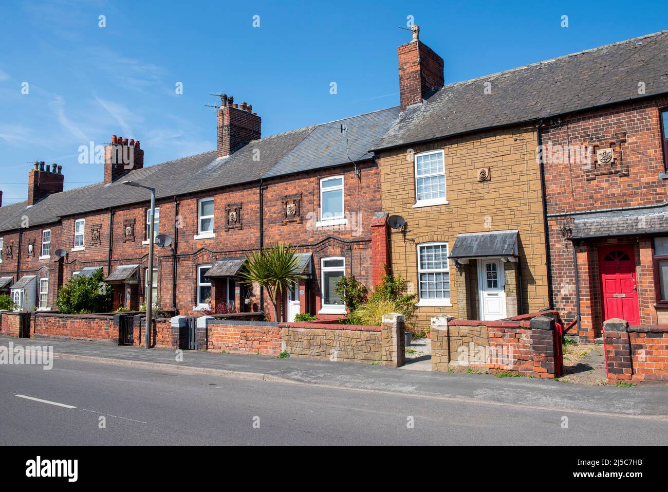 Una fila di case terrazza su Park Road a Bestwood, Nottingham Nottinghamshire Inghilterra Regno Unito Foto Stock