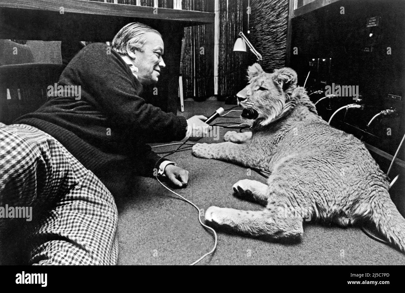 Il presentatore della BBC radio Jack de Manio intervista Christian alla BBC Broadcasting House London 1970 per il suo show radiofonico mattutino. Foto Stock