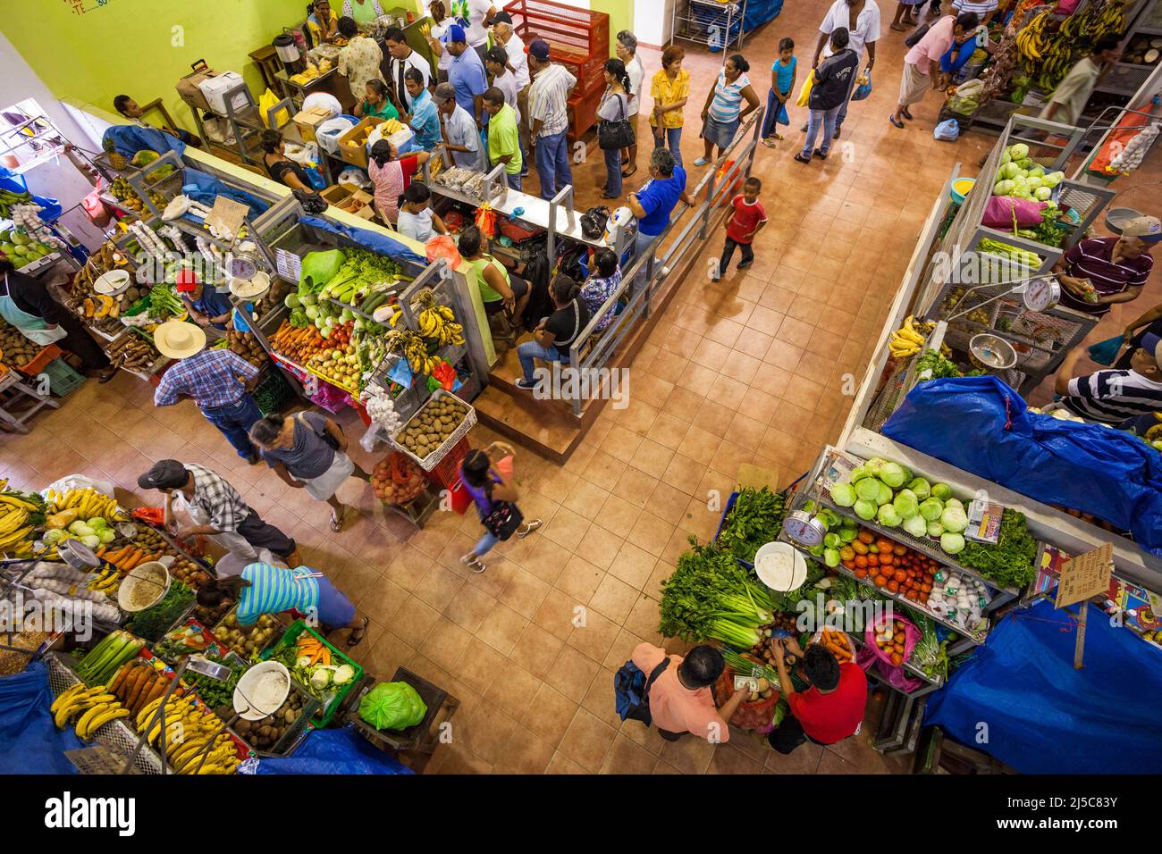 Attività frenetica nel mercato agricolo della città di Penonome, provincia Cocle, Repubblica di Panama, America Centrale. Foto Stock